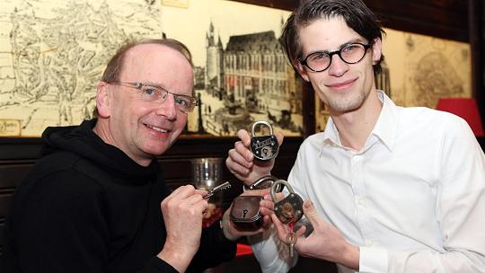 Hoffen, dass sich die Aachener noch an weitere Schreinsschlösser erinnern: die Autoren Christoph Stender (links) und Michael Lejeune. Foto: Andreas Steindl